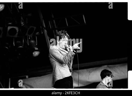 JARVIS COCKER, PULP, GLASTONBURY NME STAGE, 1994: Jarvis Cocker von der britischen Popgruppe Pulp spielt die NME Stage beim Glastonbury Festival, Sonntag, 26. Juni 1994. Foto: Rob Watkins Stockfoto