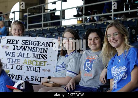 Die Familie eines Soldaten der Infanterie-Division 35. hält ein Schild für Sgt. Townsdin im Kauffman Stadium, Kansas City, Mo., 11. September 2022. Familien und Freunde der Infanterie-Division 35. nahmen an dem Baseballspiel „Military Appreciation Royals“ Teil, um Unterstützung zu zeigen. (USA Fotos der Armee-Nationalgarde von SPC. Rose Di Trolio) Stockfoto