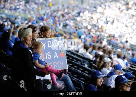 Eine Familie eines Soldaten der Infanterie-Division 35. hält ein Zeichen, um ihre Unterstützung im Kauffman Stadium, Kansas City, Mo., 11. September 2022, zu zeigen. Familien und Freunde der Infanterie-Division 35. nahmen am Baseballspiel „Military Appreciation Royals“ Teil. (USA Fotos der Armee-Nationalgarde von SPC. Rose Di Trolio) Stockfoto