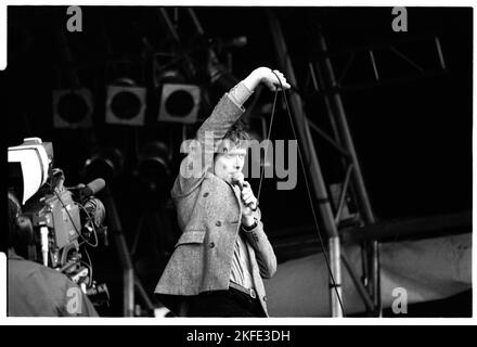 JARVIS COCKER, PULP, GLASTONBURY NME STAGE, 1994: Jarvis Cocker von der britischen Popgruppe Pulp spielt die NME Stage beim Glastonbury Festival, Sonntag, 26. Juni 1994. Foto: Rob Watkins Stockfoto