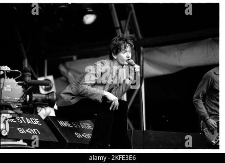 JARVIS COCKER, PULP, GLASTONBURY NME STAGE, 1994: Jarvis Cocker von der britischen Popgruppe Pulp spielt die NME Stage beim Glastonbury Festival, Sonntag, 26. Juni 1994. Foto: Rob Watkins Stockfoto