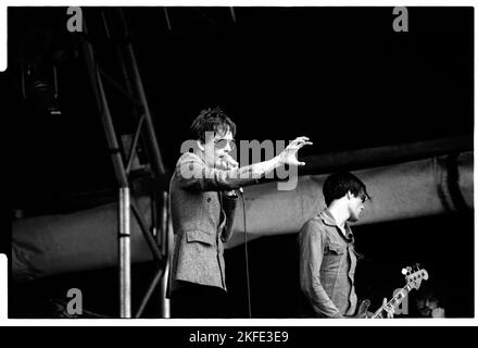 Jarvis Cocker-Sänger (und Steve Mackey Bass) der britischen Popgruppe Pulp, die am Sonntag, den 26. Juni 1994 auf der NME Stage in Glastonbury spielte. Foto: Rob Watkins Stockfoto