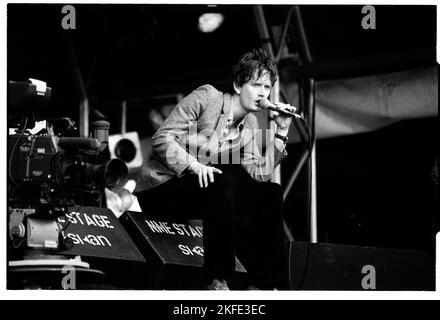 JARVIS COCKER, PULP, GLASTONBURY NME STAGE, 1994: Jarvis Cocker von der britischen Popgruppe Pulp spielt die NME Stage beim Glastonbury Festival, Sonntag, 26. Juni 1994. Foto: Rob Watkins Stockfoto