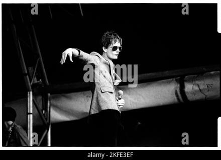 JARVIS COCKER, PULP, GLASTONBURY NME STAGE, 1994: Jarvis Cocker von der britischen Popgruppe Pulp spielt die NME Stage beim Glastonbury Festival, Sonntag, 26. Juni 1994. Foto: Rob Watkins Stockfoto