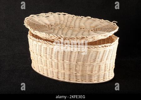 Strickkorb mit Deckel auf schwarzem Hintergrund Stockfoto