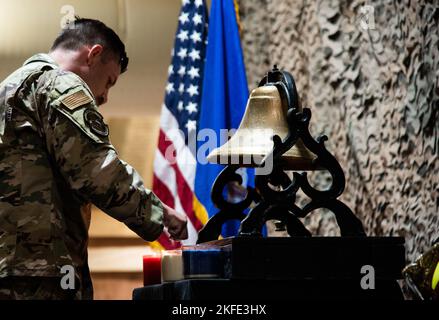 Am 11. September 2022 fand im Air Expeditionary Wing 332d an einem nicht bekannt gegebenen Ort in Südwestasien eine Gedenkfeier zum Patriot Day statt. Der Patriot Day ist ein Feiertag, an dem an die bei den Terroranschlägen vom 11. September 2001 verlorenen Leben erinnert wird und an die Menschen erinnert wird, die seitdem im Globalen Krieg gegen den Terror gekämpft haben. Stockfoto