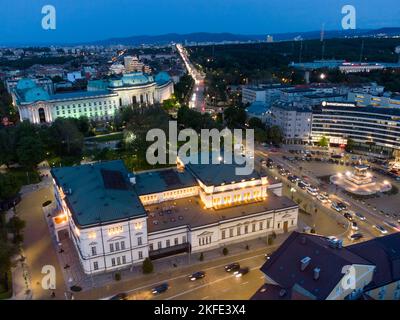 Abendlicher Blick mit einer Drohne über dem Gebäude der Nationalversammlung, der Universität und des Hotels im Zentrum der bulgarischen Hauptstadt, Sofia Stockfoto