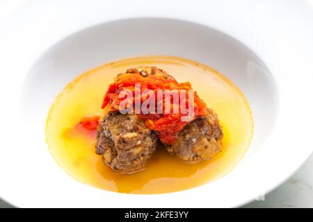 Brühe mit Fleischbällchen und Tomatensauce Stockfoto