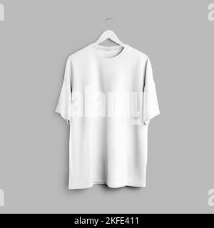 Modell eines weißen übergroßen T-Shirts mit rundem Ausschnitt, der auf einem auf dem Hintergrund isolierten Aufhänger hängt, Vorderansicht. Vorlage für stilvolle Kleidung für Männer, Frauen Stockfoto