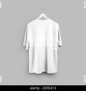 Modell eines weißen übergroßen T-Shirts, das auf einem Kleiderbügel hängt, breite Kleidung, isoliert auf dem Hintergrund, Rückansicht. Vorlage von modischer Kleidung, für Design, pa Stockfoto
