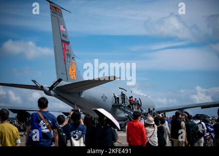 Die Teilnehmer warten in der Schlange, um während des Misawa Air Festes auf dem Misawa Air Base, Japan, am 11. September 2022 eine US Air Force KC-135 vom Militärstützpunkt Kadena zu betreten. Die Flugshow gab den Mitgliedern der Gemeinde die Gelegenheit, verschiedene Flugzeuge zu sehen, Militärpersonal zu treffen und Boden- und Luftdemonstrationen zu beobachten, die die Macht der gemeinsamen und bilateralen Kräfte einschließt. Zu den diesjährigen Luftdemonstrationen gehörten die Japan Ground Self-Defense Force und die Japan Air Self-Defense Force F-35A Lightning II, Mitsubishi F-2, ein CH-47J und UH-60 Hubschrauber neben einem F-16 Fighting Falcon der US-Luftwaffe und der US Navy EA-18G G Stockfoto