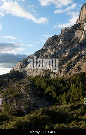 Croix de Provence, Kreuz der Provence, am westlichen Ende der Montagne Sainte-Victoire mit bewölktem Himmel, in der Nähe von Aix-en-Provence, Frankreich Stockfoto