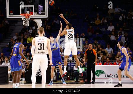 Madrid, Spanien - 17. november 2022 Walter Samuel 'Edy' Tavares von Real Madrid und Ben Lammers von Alba Berlin während des Euroleague-Basketballspiels von Turkish Airlines zwischen Real Madrid und Alba Berlin am 17. november 2022 im Pavillon des Wizink Center in Madrid, Spanien - Foto: Oscar J Barroso/DPPI/LiveMedia Stockfoto