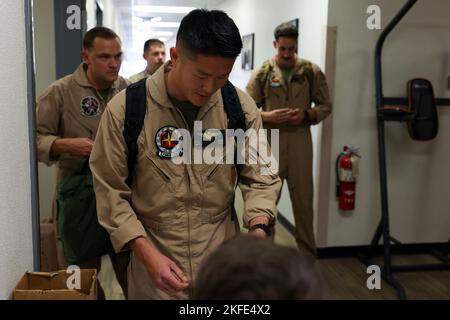 US Marine Corps Capt. Roland Chen, ein KC-130 Hercules Pilot von Marine Aerial Refueller Transport Squadron 152, Marine Aircraft Group 12, 1. Marine Aircraft Wing, Checks in for Weapons and Tactics Instructor (WTI) Course 1-23, Veranstaltet von Marine Aviation Weapons and Tactics Squadron One (MAWTS-1) auf der Marine Corps Air Station Yuma, Arizona, 11. September 2022. WTI ist eine siebenwöchige Schulungsveranstaltung, die von MAWTS-1 veranstaltet wird und standardisierte fortgeschrittene taktische Schulungen und Zertifizierungen von Instruktorenqualifikationen bietet, um die Ausbildung und Bereitschaft der Meeresluftfahrt zu unterstützen, und hilft bei der Entwicklung und Beschäftigung Stockfoto