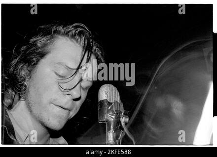 DEUS, BRISTOL FLEECE, 1995: Sänger Tom Barmann der belgischen Band Deus, die im Januar 1995 bei The Fleece and Firkin in Bristol spielte. Foto: ROB WATKINS. INFO: Deus ist eine belgische Rockband, die 1991 in Antwerpen gegründet wurde. Bekannt für ihren eklektischen Sound, der alternative Rock, Jazz und experimentelle Musik verbindet, erlangten sie mit Alben wie „Worst Case Scenario“ und „The ideal Crash“ kritische Anerkennung und beeinflussten die europäische Musikszene. Stockfoto