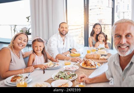 Familie, Selfie und Lächeln mit Essen und zusammen zum Mittag- oder Abendessen, Generationen und Glück bei der Familie zu Hause. Großeltern, Eltern und Mädchen