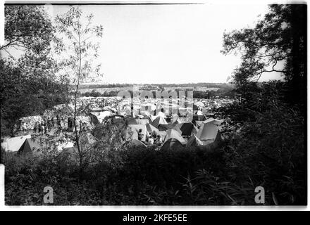 ZELTSTADT, IN DER NÄHE DES UMZÄUNENS, GLASTONBURY 1993: Eine ruhige Ecke von Tent City im riesigen Meer von Zelten nahe dem Green Field beim Glastonbury Festival, Pilton, England, Juni 25-27 1993. Dieser ruhige Feldbereich war ein beliebter Ort für Leute, die versuchen, unter dem ziemlich kleinen Umzäunungszaun zu springen oder zu kriechen, der hinter diesem Blickwinkel in den Bäumen stand. Foto: ROB WATKINS Stockfoto