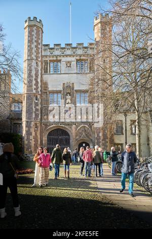 Touristen am Vordereingang des Trinity College, University of Cambridge, England. Stockfoto