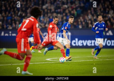 12.11.2022, Gelsenkirchen Leroy Sane (München), Tom Krauss (S04) Schalke 04 - FC Bayern München Fussball; Saison 2022/23 Foto: Moritz Müller Copyr Stockfoto