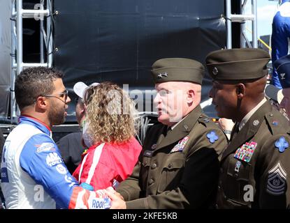 US Army Reserve Maj. Gen. Matthew Baker, Mitte, Kommandant, 88. Readiness Division, schüttelt die Hände mit NASCar Sprint Cup Series-Fahrer Bubba Wallace als Command Sgt. Maj. Gregory Betty schaut vor dem Hollywood Casino 400, präsentiert von Barhocker Sportsbook auf dem Kansas Speedway in Kansas City, Kan., 11. September 2022. Der Speedway war Gastgeber eines militärischen Aufwertungstages und wurde am 9./11. Wallace gewann das Rennen. Stockfoto