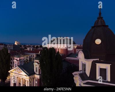 Blick von der Drohne auf Bulgariens Hauptstadt Sofia. Dächer von Häusern, Theater und Kirche. Stockfoto