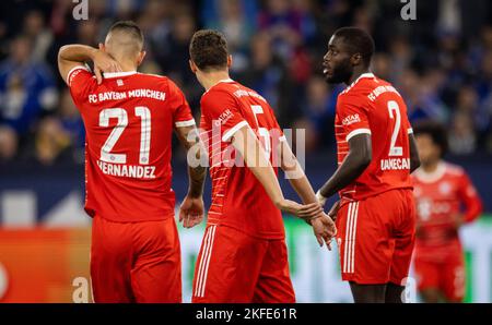 12.11.2022, Gelsenkirchen Lucas Hernandez (München), Benjamin Pavard (München), Dayot Upamecano (München) Schalke 04 - FC Bayern München Fußball; Stockfoto