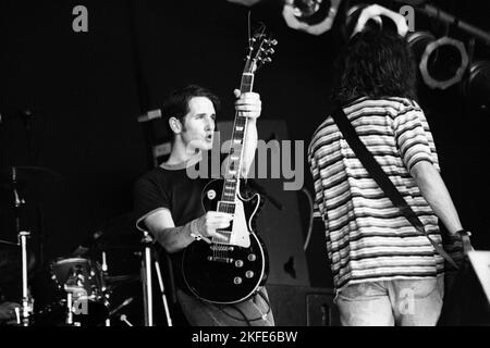 TIM WHEELER, ASH, GLASTONBURY 95: Tim Wheeler von Ash spielt die NME Second Stage beim Glastonbury Festival, Pilton Farm, Somerset, England, 23. Juni 1995. Das war das Debüt der Band in Glastonbury. 1995 feierte das Festival sein 25-jähriges Bestehen. Foto: ROB WATKINS. INFO: Ash ist eine nordirische Rockband, die 1992 gegründet wurde und für ihren energiegeladenen Punk-Sound bekannt ist. Sie erlangten mit Hits wie Girl from Mars und Burn Baby Burn Bekanntheit und sind in der alternativen Rockszene weiterhin einflussreich. Stockfoto