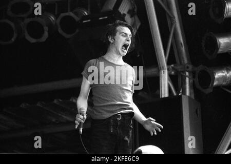 PATRICK DUFF, STRANGELOVE, GLASTONBURY 95: Patrick Duff von der Band Strangelove spielt die NME Second Stage beim Glastonbury Festival, Pilton Farm, Somerset, England, 25. Juni 1995. 1995 feierte das Festival sein 25-jähriges Bestehen. Foto: ROB WATKINS. INFO: Strangelove war eine britische Alternative-Rock-Band, die 1991 in Bristol gegründet wurde. Bekannt für ihren intensiven, melancholischen Sound und die eindrucksvollen Texte von Frontmann Patrick Duff, erlangten sie eine engagierte Anhängerschaft mit Alben wie Love and Other Demons, bevor sie sich 1998 auflösten. Stockfoto