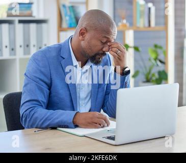 Business, schwarzer Mann auf dem Laptop und Kopfschmerzen, Stress und Burnout, 404 Pannen und psychische Probleme am Schreibtisch. Frustriert, traurig und ängstlich Stockfoto