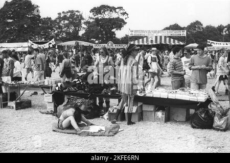 Der Markt, die Geschäfte, Stände und das Publikum beim Glastonbury Festival, Pilton Farm, Somerset, England, Juni 1995. 1995 feierte das Festival sein 25.-jähriges Bestehen. Foto: ROB WATKINS Stockfoto