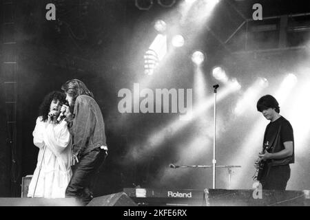 DEACON BLUE, PYRAMID STAGE, GLASTONBURY 1990: Ricky Ross, Lorraine McIntosh und Originalgitarrist Graeme Kelling (1957–2004) von Deacon Blue on the Pyramid Main Stage beim Glastonbury Festival, Pilton Farm, Somerset, England, 23. Juni 1990. 1990 feierte das Festival sein 20-jähriges Bestehen. Foto: ROB WATKINS. INFO: Deacon Blue ist eine schottische Pop-Rock-Band, die 1985 gegründet wurde und für ihre gefühlvollen Melodien und introspektiven Texte bekannt ist. Sie erlangten große Popularität mit Hits wie „würde“ und „Real Gone Kid“ und wurden in den späten 1980er und 1990er Jahren zu einem bedeutenden Akt Stockfoto