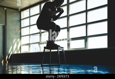 Ein junger Athlet ist in der Turnhalle aktiv. Springen auf speziellen Plattformen Stockfoto