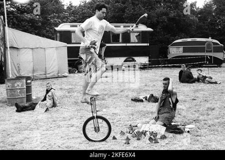 CIRCUS FIELD, GLASTONBURY 95: Performers Practice in the Circus Field beim Glastonbury Festival, Pilton Farm, Somerset, England, 24. Juni 1995. 1995 feierte das Festival sein 25-jähriges Bestehen. Foto: ROB WATKINS Stockfoto