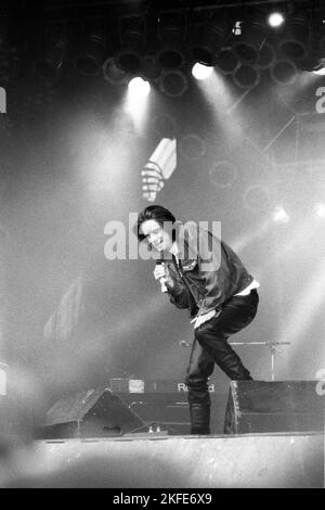 DEACON BLUE, PYRAMID STAGE, GLASTONBURY 1990: Ricky Ross of Deacon Blue on the Pyramid Main Stage at the Glastonbury Festival, Pilton Farm, Somerset, England, 23. Juni 1990. 1990 feierte das Festival sein 20-jähriges Bestehen. Foto: ROB WATKINS. Deacon Blue ist eine schottische Pop-Rock-Band, die 1985 gegründet wurde und für ihre gefühlvollen Melodien und introspektiven Texte bekannt ist. Sie erlangten große Popularität mit Hits wie „würde“ und „Real Gone Kid“ und wurden in den späten 1980er und 1990er Jahren zu einem bedeutenden Akt Stockfoto