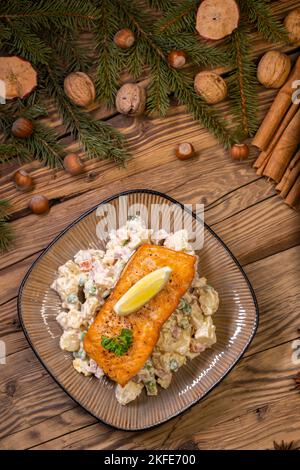 Weihnachten gebackener Lachs mit Kartoffelsalat Stockfoto