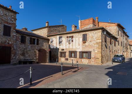 Traditionelle Steinhäuser in der italienischen Stadt Montefollonico Stockfoto