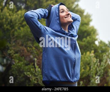 Sport Frau, Winter Fitness und Stretching in der Natur, Park und Garten, frische Luft und Freiheit, Morgenlauf und Ausdauertraining. Glücklicher Sportler Stockfoto