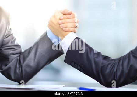 Nahaufnahme. Geschäftsleute konkurrieren im Armringen. Stockfoto