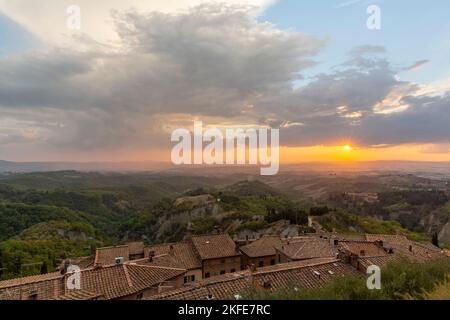 Malerischer Sonnenuntergang in der Toskana, einem kleinen Dorf von Chiusure Stockfoto