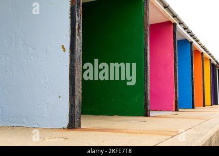 Mehrfarbige Strandhütten, Bexhill-on-Sea, East Sussex, England Stockfoto