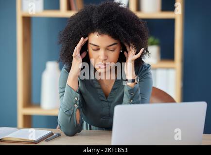 Kopfschmerzen, Stress und Geschäftsfrau mit Laptop für Compliance, Rechenschaftspflicht und Burnout. Psychische Gesundheit, Angst und traurig mit müde schwarze Frau an Stockfoto