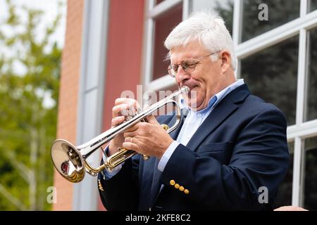 Dr. Thomas Birkner, Musikabteilung des Southwestern Illinois College, spielt die Trompete während einer Gedenkstätte am 11.. September auf dem Memorial Walkway vom 11. September in Southern Illinois, Belleville, Illinois, 11. September 2022. Die Gedenkstätte ehrt und erinnert an diejenigen, die am 9/11 ihr Leben verloren haben. Stockfoto