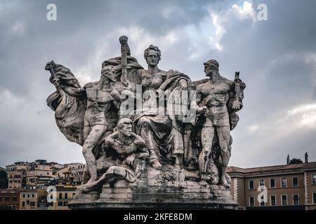 Eine römische Skulptur auf der Brücke Viktor Emmanuel II. Mit einem dramatischen Himmel im Hintergrund, Rom, Italien Stockfoto