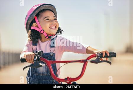 Denken, umweltfreundlich und Mädchen Radfahren auf einem Fahrrad, Lernen und Training in der Stadt mit einem Lächeln. Spielen, Sport treiben und Kind auf einem Fahrrad für Carbon Stockfoto