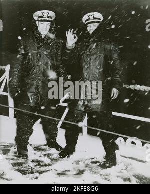 Zwei Offiziere der afroamerikanischen Marine, [von links nach rechts] Ensign J. J. Jenkins und Clarence Samuels, an Bord eines Cutter auf der Nordatlantik-Patrouille, 1939 - 1945. Stockfoto