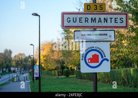 Guermantes, Frankreich - 12. November 2022 : Blick auf verschiedene Straßenschilder, die das Dorf und die Region von Guermantes in Frankreich anzeigen Stockfoto