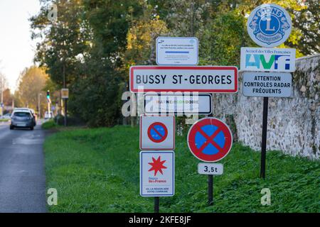 Bussy Saint Georges, Frankreich - 12. November 2022 : Blick auf verschiedene Straßenschilder, die die Stadt und die Region Bussy Saint Georges in Frankreich anzeigen Stockfoto