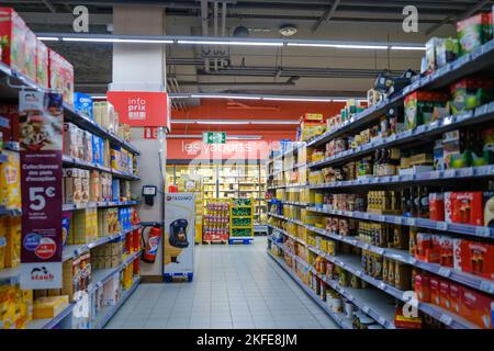 Paris, Frankreich - 11. November 2022 : verschiedene Regale mit verschiedenen Produkten in einem französischen Supermarkt Stockfoto