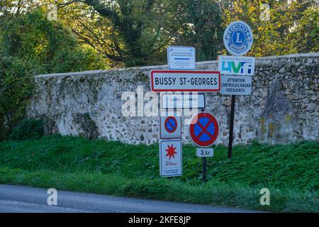 Bussy Saint Georges, Frankreich - 12. November 2022 : Blick auf verschiedene Straßenschilder, die die Stadt und die Region Bussy Saint Georges in Frankreich anzeigen Stockfoto