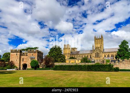 Die prächtige Kathedrale und das Bishop's Palace Torhaus sahen über den Krocketrasen in Wells, Somerset, England, Großbritannien Stockfoto